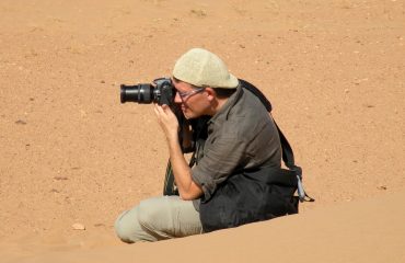 Paolo Marabini, giornalista appassionato fotografo, è in viaggio in Marocco per festeggiare i suoi primi cinquant'anni.
