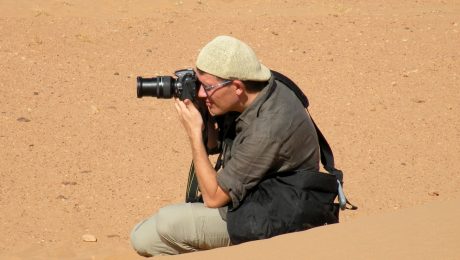 Paolo Marabini, giornalista appassionato fotografo, è in viaggio in Marocco per festeggiare i suoi primi cinquant'anni.